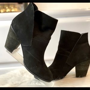 Slightly used Vince Camuto black bootie women’s size 6 1/2